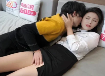 Cô thư ký đẹp âm thầm phục vụ sếp vì tiền