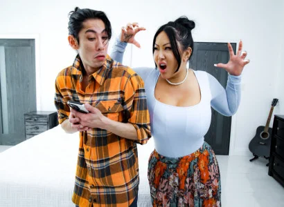 Cậu con trai cho mẹ kế xăm trổ hàng múp lên đỉnh